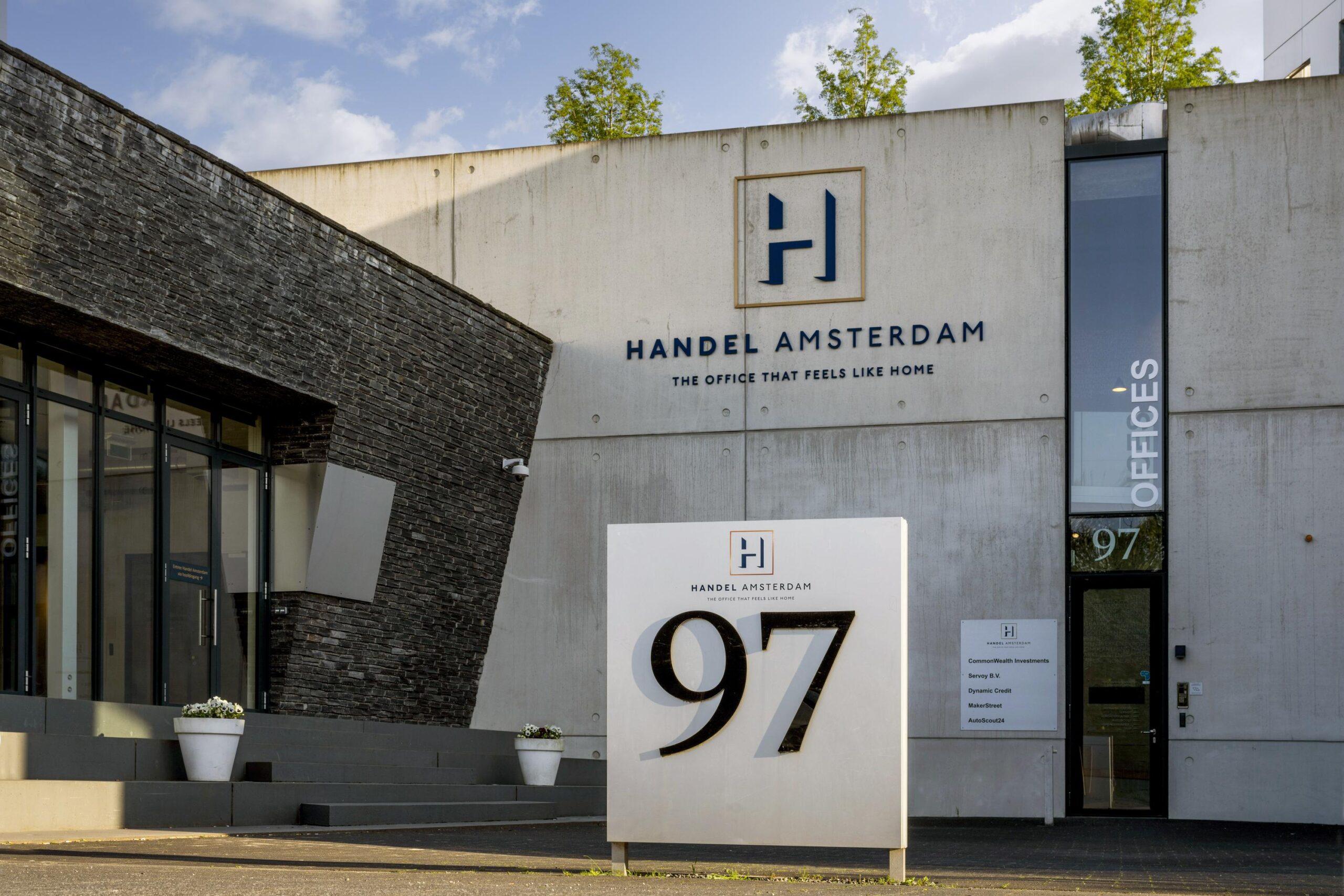 Vooraanzicht van het kantoorgebouw Handel Amsterdam aan de Fred. Roeskestraat 97.